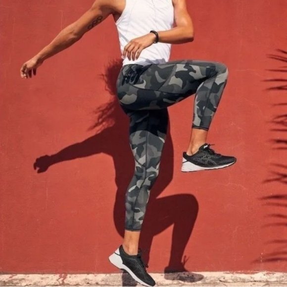 Athleta Contender 7/8 Tight in black and gray camo print with zip side pockets S - Picture 16 of 16